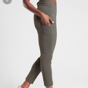 Athleta Trekkie hybrid crop tight